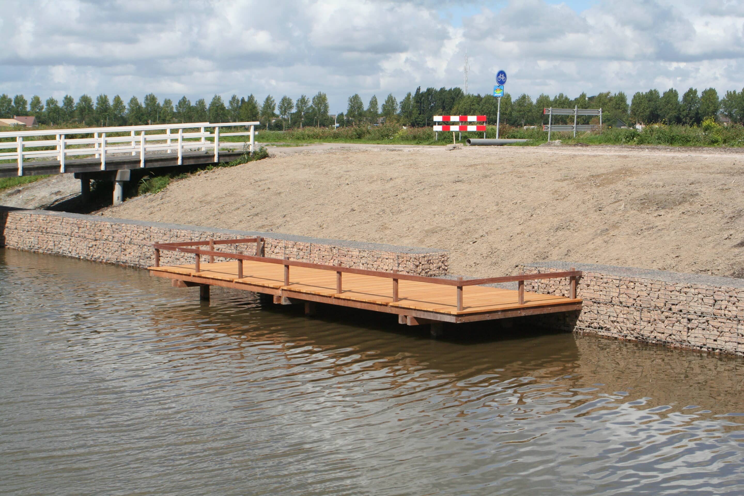 houten steiger van APHoutconstructies aan het meer